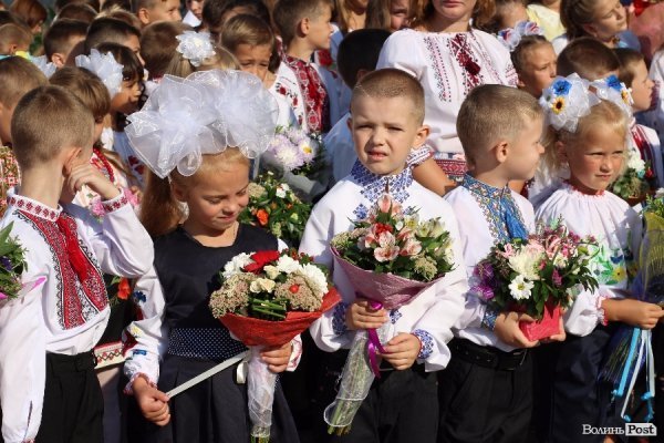 Перший дзвінок у луцькій школі пролунав із нотками суму. ФОТО