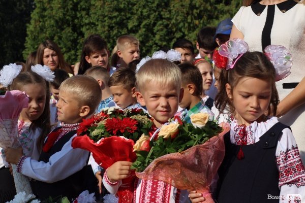 Перший дзвінок у луцькій школі пролунав із нотками суму. ФОТО