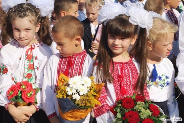 Перший дзвінок у луцькій школі пролунав із нотками суму. ФОТО