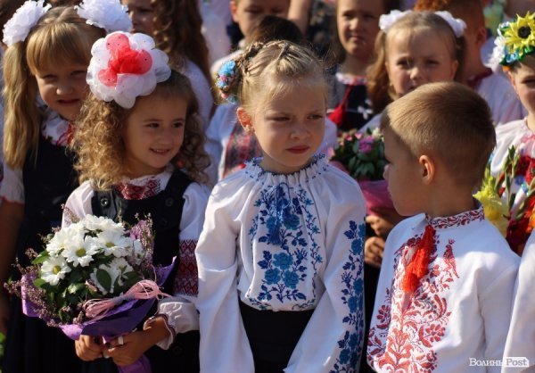 Перший дзвінок у луцькій школі пролунав із нотками суму. ФОТО