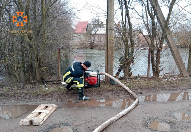 Майже 20 рятувальників допомагали людям відкачати воду з підтоплених дворів. ФОТО
