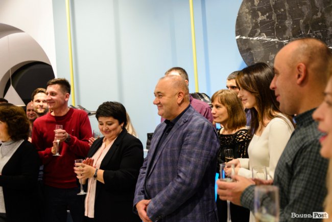 У кожну пару ми «зашиваємо» любов: у центрі Луцька відкрили унікальний взуттєвий простір-кав’ярню «IKOS»*