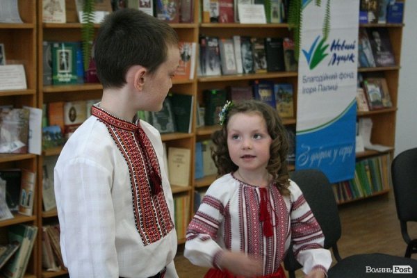 Луцьким дітям-сиротам подарували вишиті сорочки