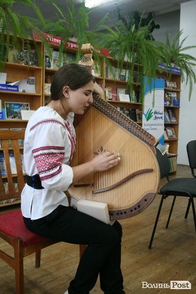 Луцьким дітям-сиротам подарували вишиті сорочки