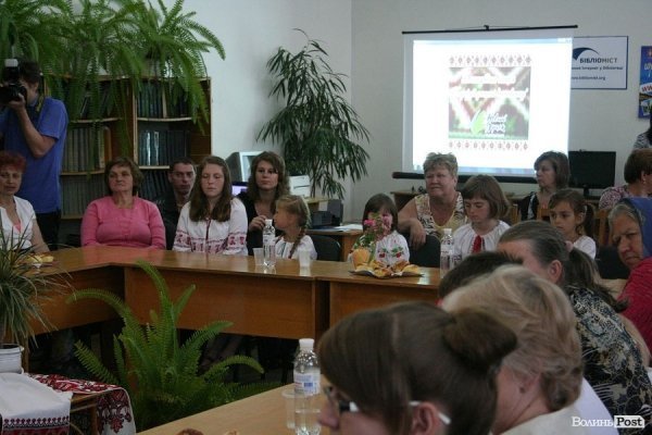 Луцьким дітям-сиротам подарували вишиті сорочки