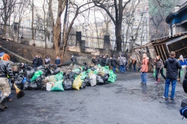 Як зірки прибирали на барикадах. ФОТО