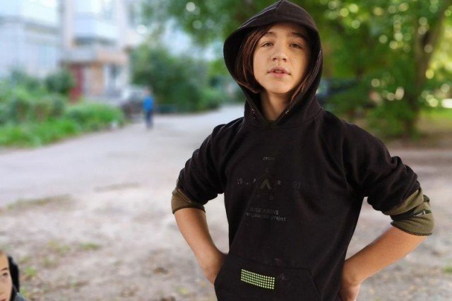 В Луцьку діти облаштували спортмайданчик у дворі, щоб займатися воркаутом