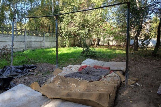 В Луцьку діти облаштували спортмайданчик у дворі, щоб займатися воркаутом