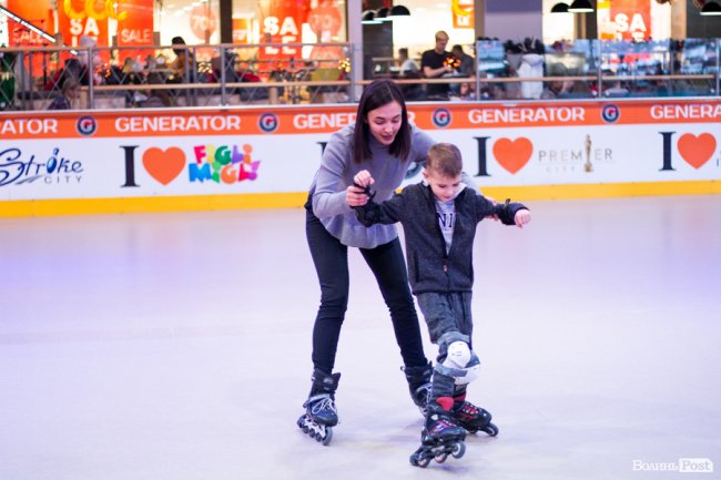 У Луцьку особливі діти з посадовцями вчилися кататися на роликах. ФОТО