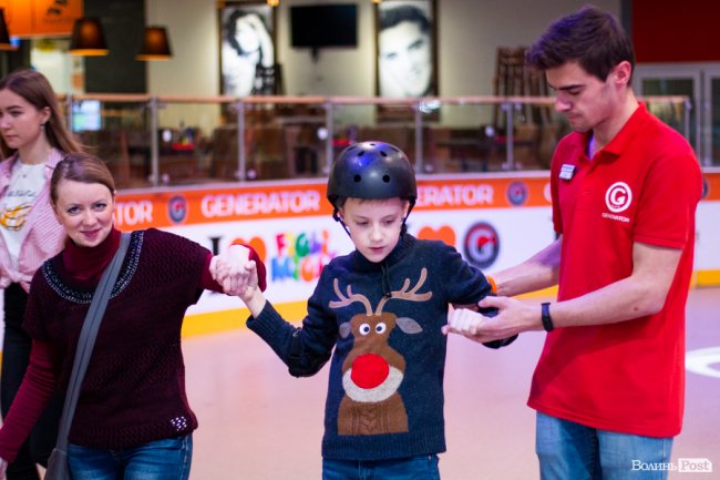 У Луцьку особливі діти з посадовцями вчилися кататися на роликах. ФОТО