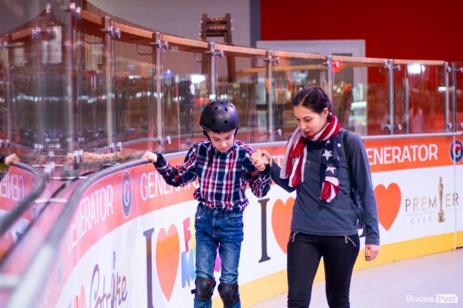 У Луцьку особливі діти з посадовцями вчилися кататися на роликах. ФОТО