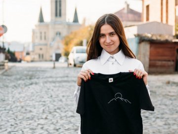 19-річна студентка з Волині створила бренд вишитих футболок