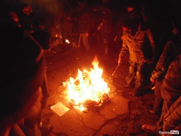 Активісти розгромили офіс Компартії у Луцьку. ФОТО