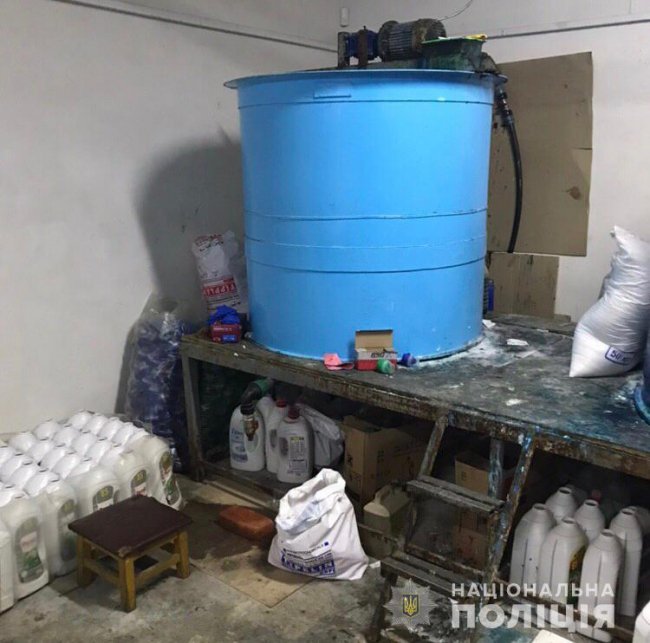 Збували товар у 4 країнах: кіберполіція викрила мережу з виготовлення фальсифікованої побутової хімії