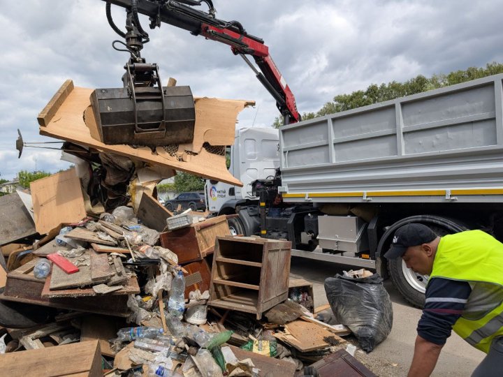 Після обстрілу Луцька комунальники вивезли понад 120 тонн пошкодженого майна та будівельного сміття