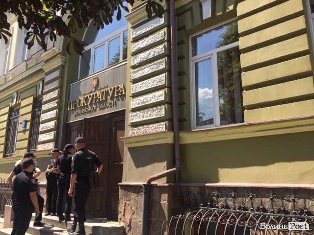 Психічнохворий чоловік побив вікна прокуратури у Луцьку. ФОТО