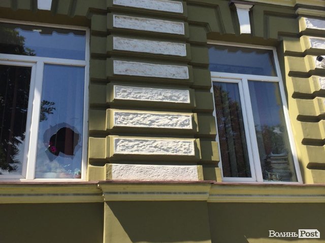 Психічнохворий чоловік побив вікна прокуратури у Луцьку. ФОТО