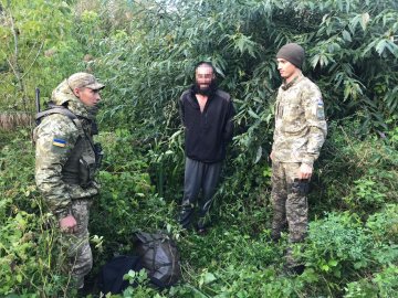 Луцькі прикордонники за допомогою безпілотника затримали чоловіка з трьома паспортами. ВІДЕО