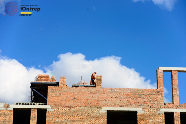 У житловому комплексі «Юпітер» мурують мансардний поверх. ФОТО*