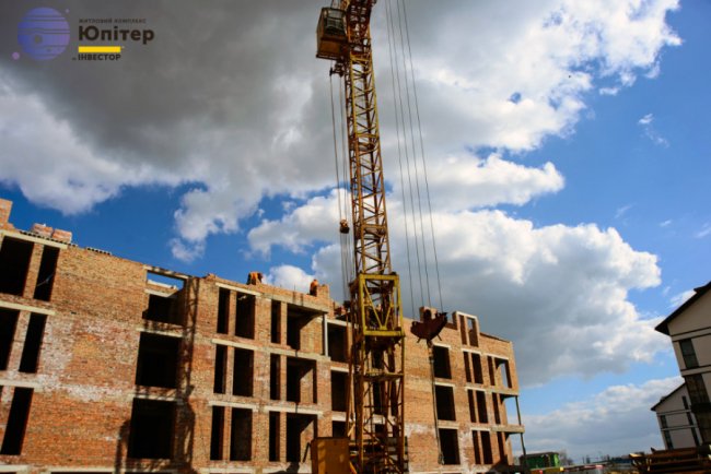 У житловому комплексі «Юпітер» мурують мансардний поверх. ФОТО*