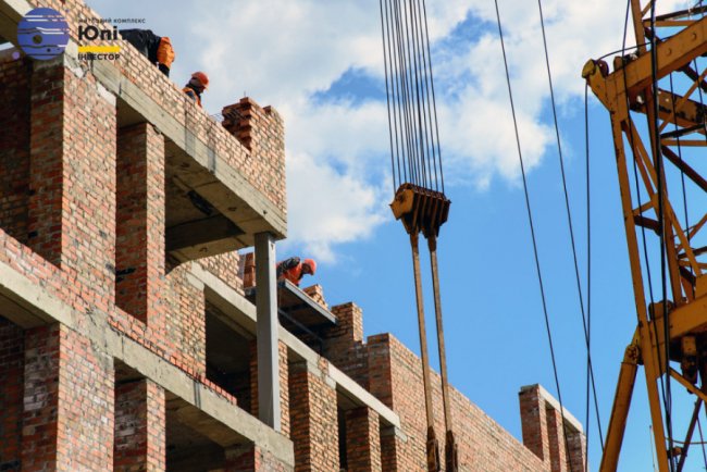 Будівельники на третьому будинку