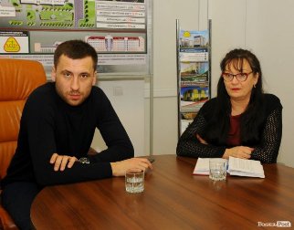 Начальник відділу продажів «Луцьксантехмонтажу» Сергій Машевський та керівник волинського управління Фонду Тетяна Воробйова