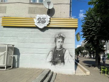 У центрі Луцька з'явився чорно-білий мурал. ФОТО, ВІДЕО