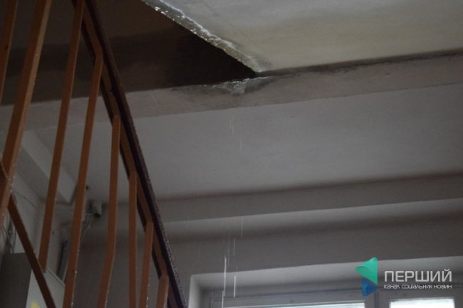 У Луцьку через прорив труб «тоне» будинок. ФОТО