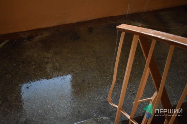 У Луцьку через прорив труб «тоне» будинок. ФОТО