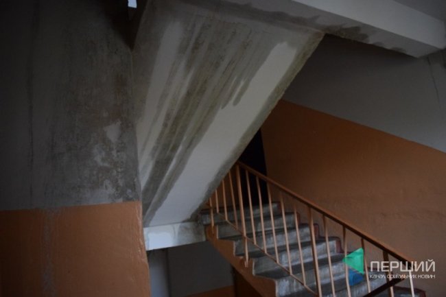 У Луцьку через прорив труб «тоне» будинок. ФОТО