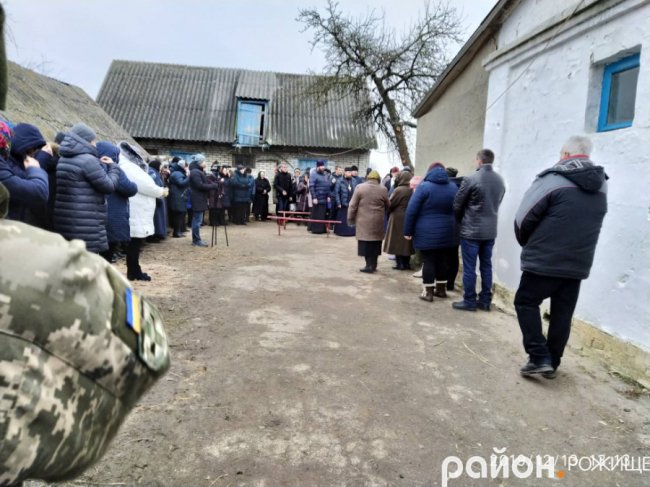 Поховали хлопця під вигуки «Герої не вмирають!»: на Волині попрощались із  бійцем. ФОТО