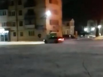 На Волині в центрі міста посеред ночі дрифтував легковик. ВІДЕО