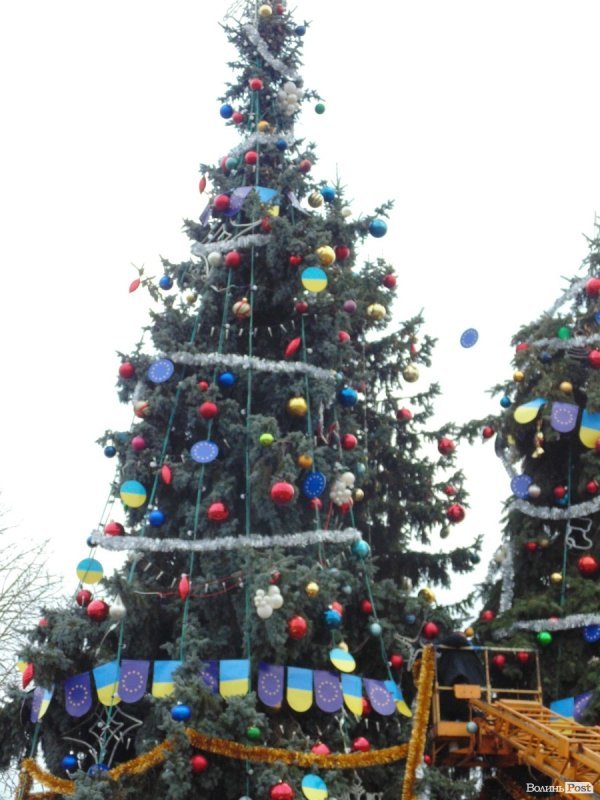 Ялинки у Луцьку прикрасили символікою ЄС. Прокуратура поки що мовчить. ФОТО