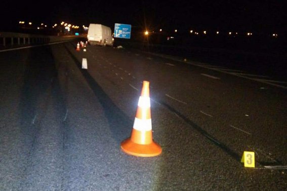 Поблизу Рівного Mercedes на смерть збив жінку