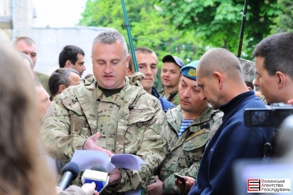 Учасники бойових дій пікетують військову прокуратуру в Луцьку. ФОТО