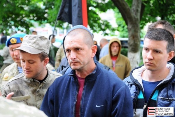 Учасники бойових дій пікетують військову прокуратуру в Луцьку. ФОТО