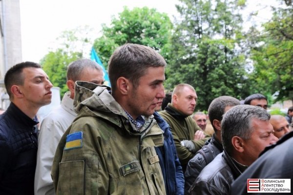 Учасники бойових дій пікетують військову прокуратуру в Луцьку. ФОТО