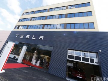 Компанія Tesla звільнила близько 400 працівників