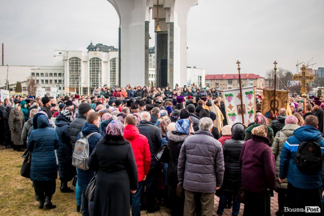 «Силою нашу церкву ніхто не забере»: як у Луцьку прихильники УПЦ (МП) на майдан вийшли. ФОТОРЕПОРТАЖ