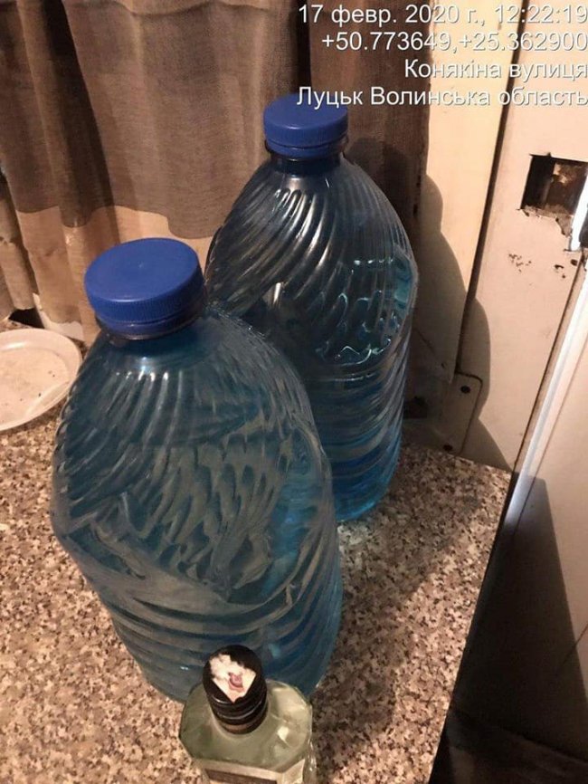 У Луцьку чоловік продавав з автомобіля сурогат. ФОТО