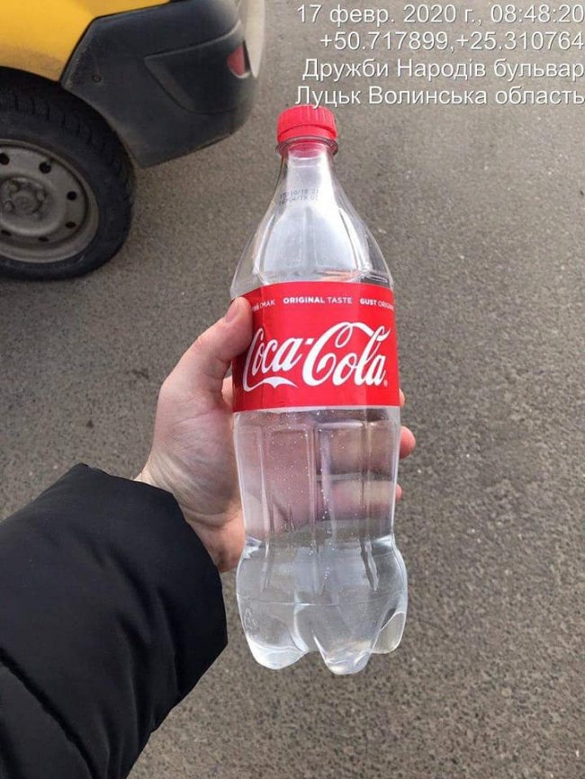 У Луцьку чоловік продавав з автомобіля сурогат. ФОТО