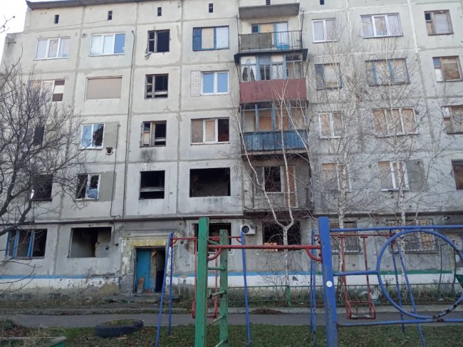 Пошкоджений будинок у прифронтовій Красногорівці