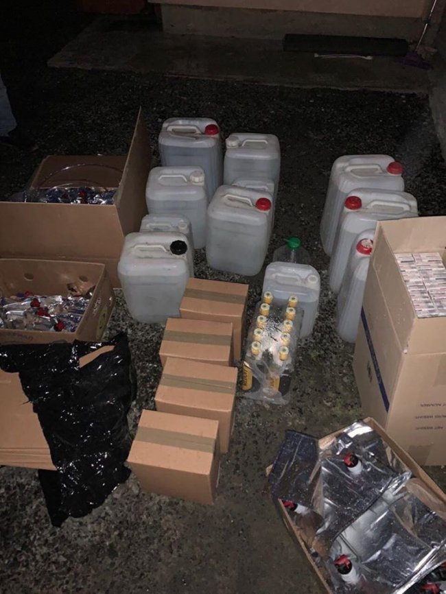 У Луцьку викрили підпільний цех, де «виготовляли» елітні напої відомих брендів алкоголю. ФОТО