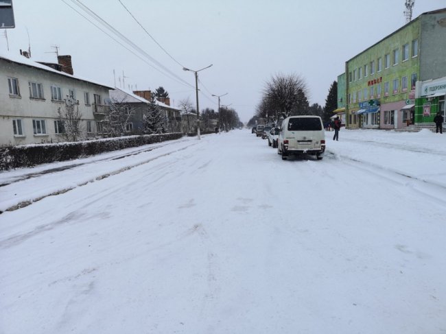 Не посипане жодне перехрестя, - волиняни нарікають на засніжені вулиці. ФОТО