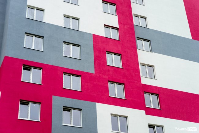 У Луцьку продовжують зводити яскраві оселі у ЖК «Caramel Residence». ФОТО*