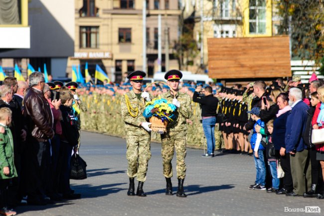 У центрі Луцька майже пів тисячі ліцеїстів склали присягу. ФОТО