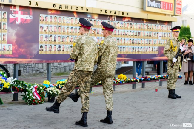 У центрі Луцька майже пів тисячі ліцеїстів склали присягу. ФОТО