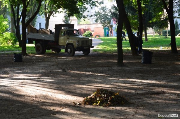 Лучани винесли 150 мішків сміття з скверу Героїв Майдану. ФОТО 