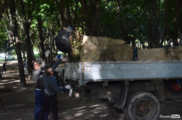 Лучани винесли 150 мішків сміття з скверу Героїв Майдану. ФОТО 