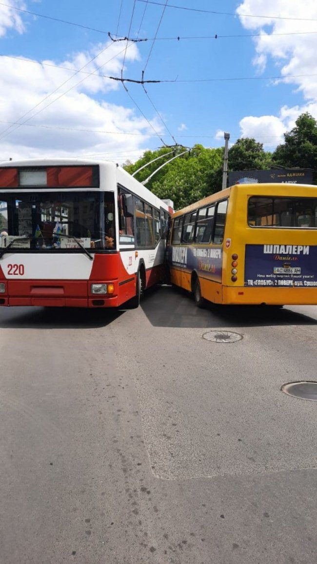 У Луцьку тролейбус зіткнувся з маршруткою